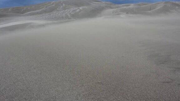 背景为大沙丘的吹沙