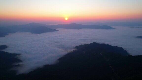 4K空中飞行的雾海在日出