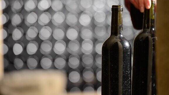 陈年酒窖中的一瓶红葡萄酒特写镜头