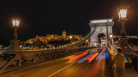 匈牙利布达佩斯多瑙河上的历史地标Szechenyi吊桥上的交通在夜晚的延时视图
