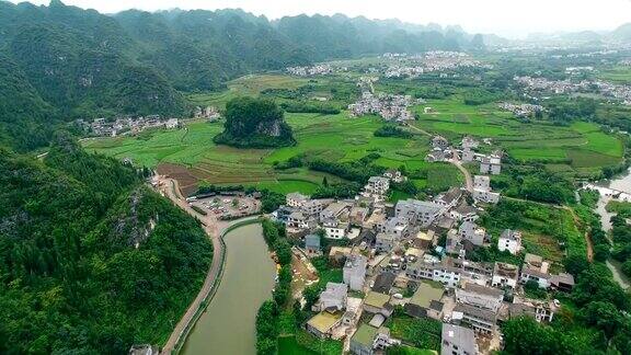 鸟瞰喀斯特山峰森林(万峰林)中的村庄和稻田贵州中国