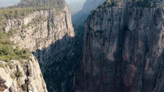 一个背包旅行者站在悬崖上俯瞰峡谷鸟瞰图