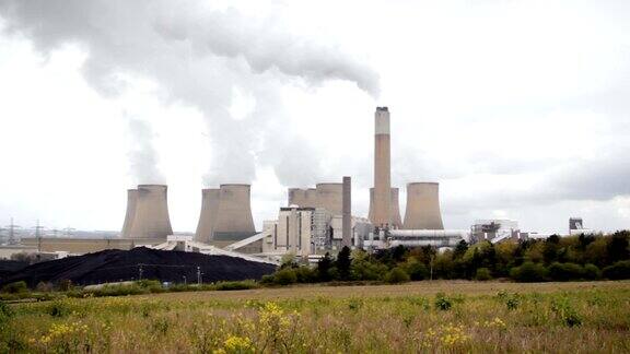戏剧性的发电厂烟雾笼罩着被污染的灰色天空