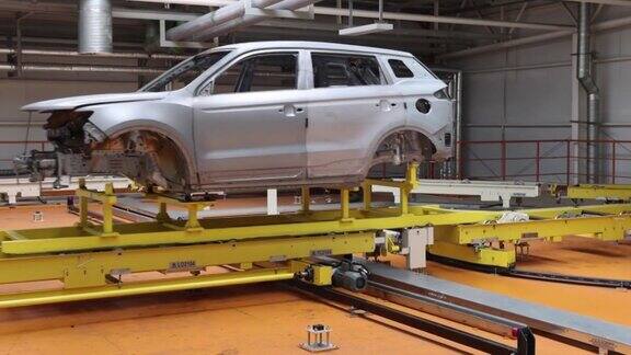汽车零部件在工厂喷漆前是现代汽车的铝制车身