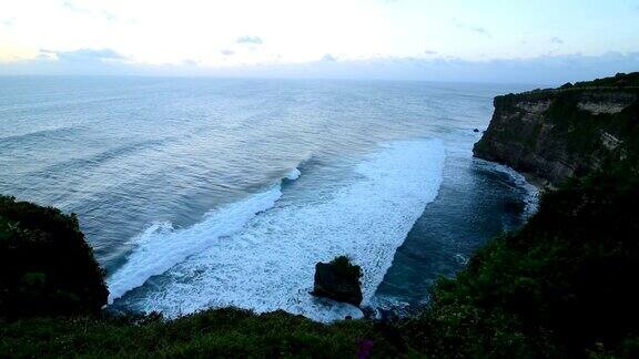 Cliff在印尼巴厘岛的Uluwatu寺庙地区