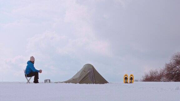 成熟的旅游帐篷露营在冬季的山脉单独在大自然中