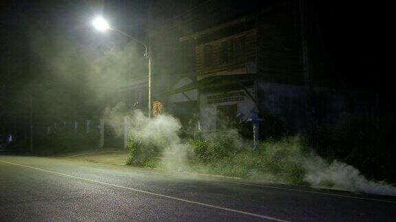在泰国街道上的烟在黑暗的地方旧公共废弃的房子背景恐怖的场景