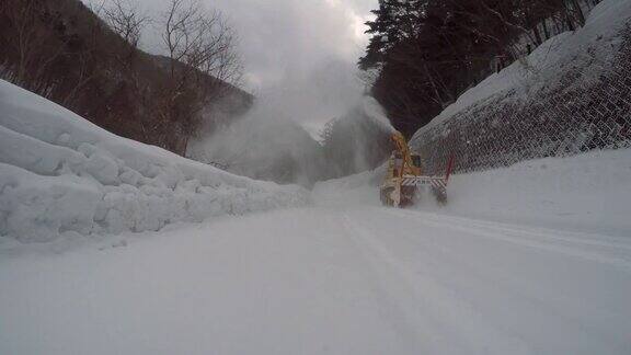 在雪山路上通过扫雪机-4k-