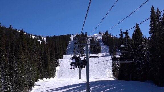 移动滑雪缆车与人观看科罗拉多州阿斯彭的雪场