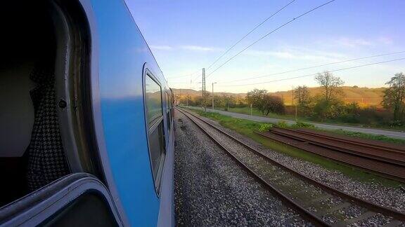 从行驶的火车窗口看风景