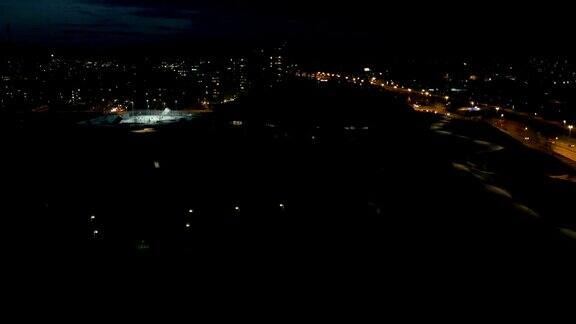 航拍-夜间拍摄的城市与高速公路