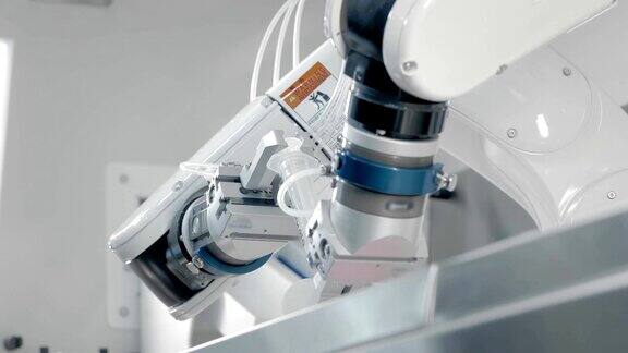 机器人手臂注射化疗药物两个操纵器将药物注入注射器医学新技术创新远程治疗癌症患者和感染者