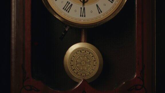 一个带钟摆的老式钟敲响午夜