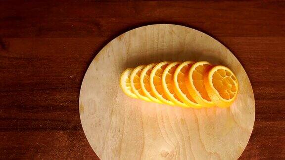 木桌上多汁的橙子片的特写