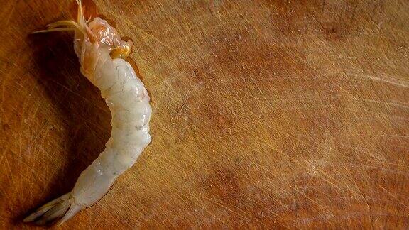 鲜虾在木板上烹饪俯视图