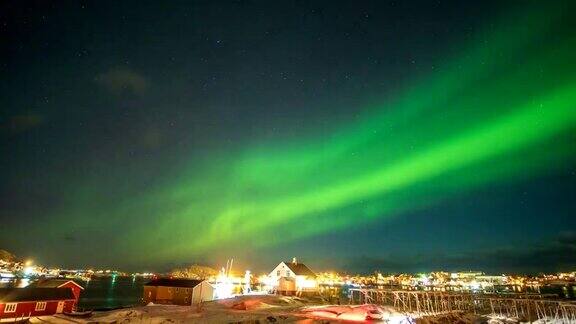 北极光(北极光)在北冰洋的一个渔村