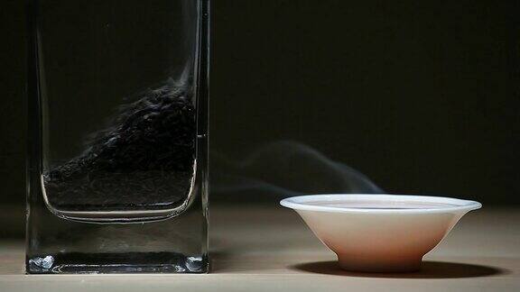 黑热的中国茶杯木桌黑色的背景没有人高清的画面