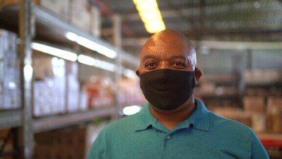 一个戴着面具在配送仓库工作的男人的肖像