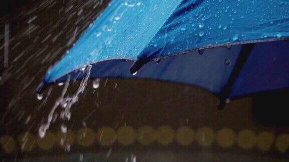 雨伞下雨