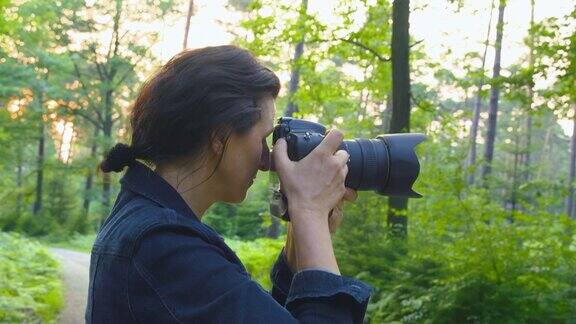 专业的自然摄影师拍照使用数码单反相机-慢动作手持拍摄