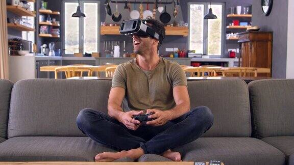 戴着虚拟现实耳机玩电脑游戏的人