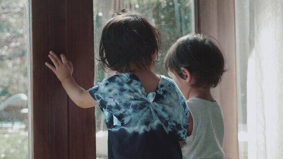 小男孩和小女孩望着窗外