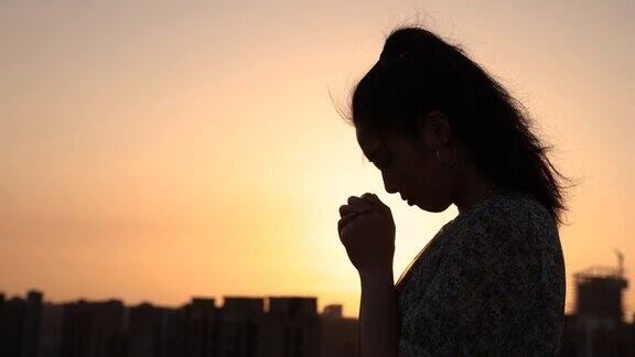 女人在阳光下祈祷