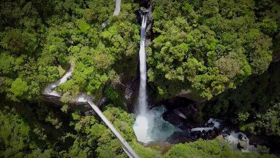厄瓜多尔巴尼奥斯瀑布鸟瞰图