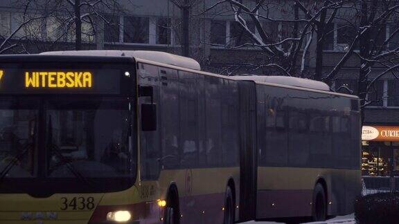 华沙街头公交车的画面