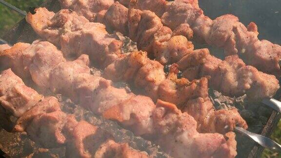 美味多汁的猪肉烧烤串放在木炭烤架上烤肉片特写