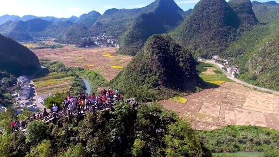 鸟瞰图水稻和中国绿色村庄山谷云南省中国