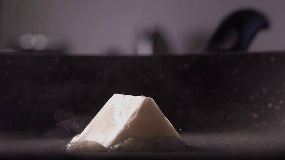 三角黄油落在煎锅上慢动作240帧秒