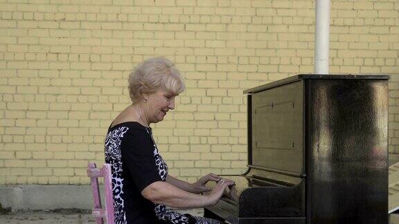 一位漂亮的老妇人来弹钢琴