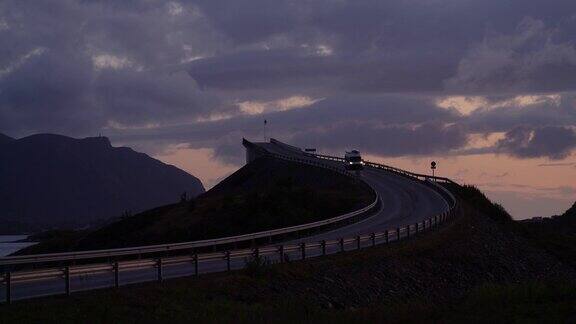 日落时分大西洋路上的露营车