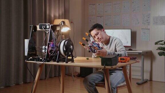 亚洲男性用3D打印修复半机械人的手在家里