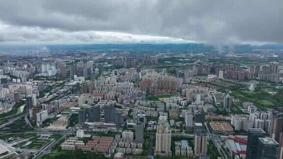 无人机拍摄的中国广西南宁在多云灰色天空下的城市景观