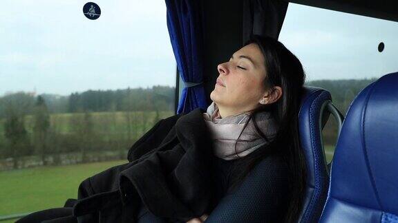 女人在乘公共汽车时睡着了女孩在公路旅行中睡着了