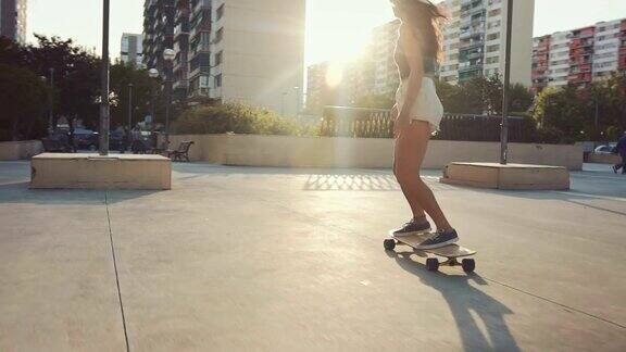 在街上玩滑板的女人