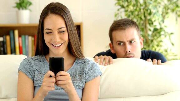女人在网上约会和男朋友监视