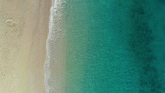 鸟瞰湛蓝的大海和海浪