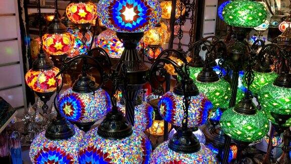 伊斯坦布尔大集市上五颜六色的土耳其灯笼