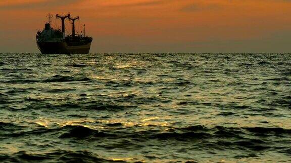 日落时分海上的货船
