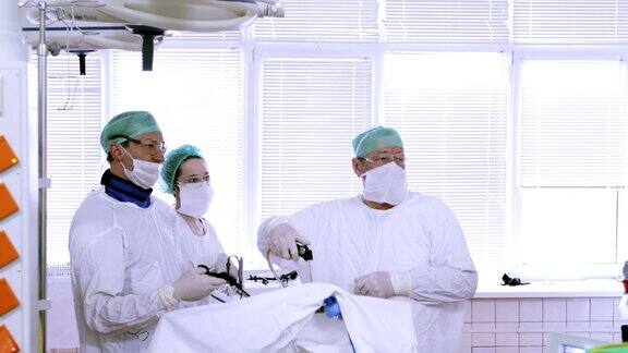 4K两名身穿医疗服、戴着口罩的医生进行腹腔镜下腹部手术
