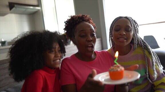 女儿们在家里用纸杯蛋糕庆祝妈妈的生日