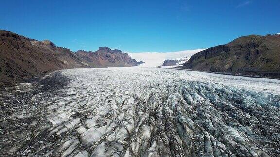 瓦特纳冰川是冰岛最大、体积最大的冰盖冰川