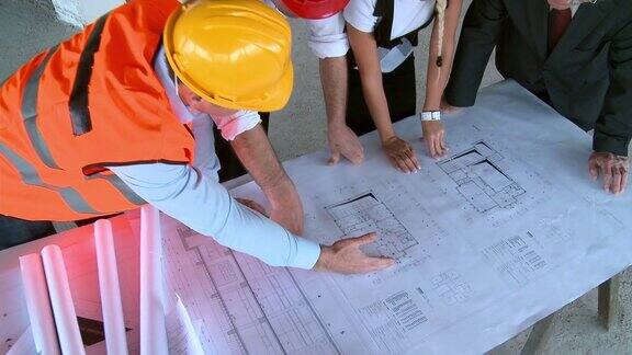 项目经理和工人正在进行施工规划