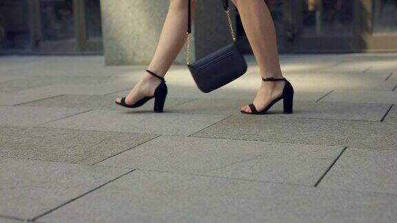 穿高跟鞋的女人走路的腿