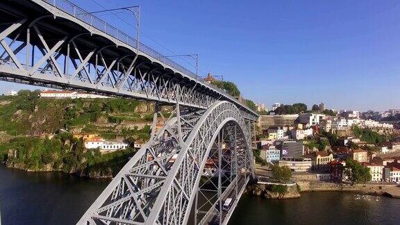 葡萄牙杜罗河上的波尔图古城和多姆路易斯一世桥鸟瞰图