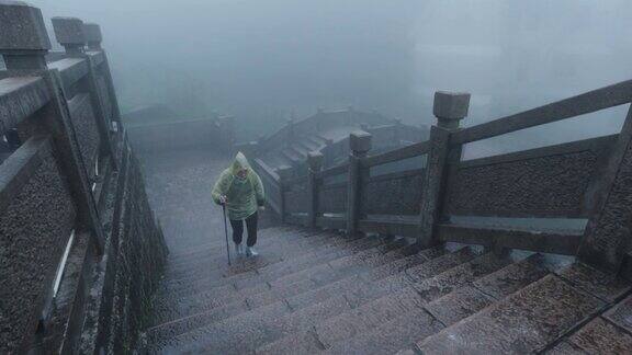 中国安徽黄山雨中的游客
