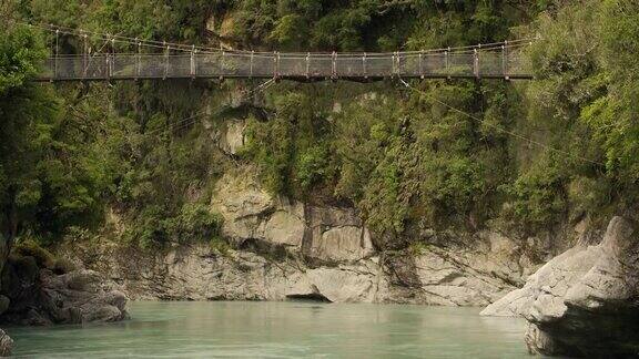 位于新西兰西海岸霍基蒂卡峡谷风景区的吊桥